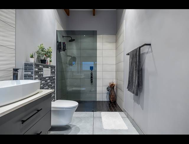 5 BEDROOM HOUSE FOR SALE IN ISLAND VIEW
